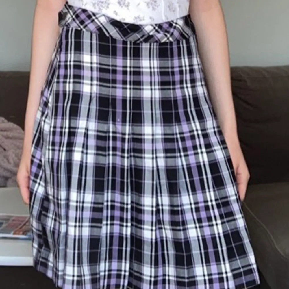 Rutig lila kjol från Lindex!💜 Fint skick, använd några ggr💫 Säljer denna då jag inte tycker om den längre. Storlek 170. Kjolar.