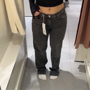 Lågmidjade jeans - Säljer dessa då jac köpte de från plick men de passade inte, de är från gina tricot. Om någon har dessa i 36-38 kan jag gärna byta ut💕kom med prisförslag 