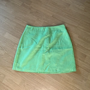 Kjol  - Aldrig använd  Prislapp kvar 