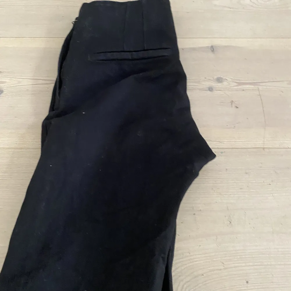 Svarta fina kostymbyxor som är Lågmidjade  Väldigt fint och bra skick  150kr + frakt . Jeans & Byxor.