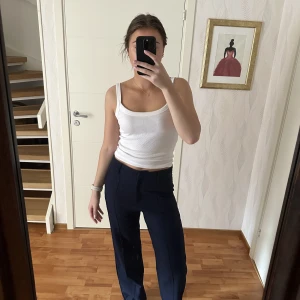 Kostymbyxor  - Marinblåa kostymbyxor från Madlady  Storlek M Finns slitage 