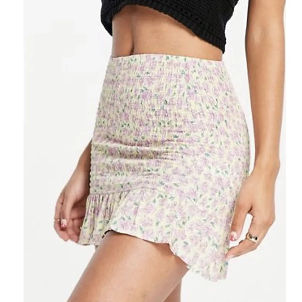 Cute floral tight skirt. Never worn, brand new condition. Kjolar.