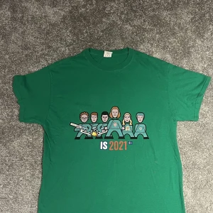 Band t shirt. - Skön, växt ut den annars hade jag behållt, rekommenderars😍.  Storlek: S/ herr