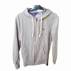 Champion Hoodie - En grå Champion Hoodie i storlek M, sitter mer som S. bra skick 7/10. Passar som träningshoodie till gymmet eller till casual. Nypris 399kr