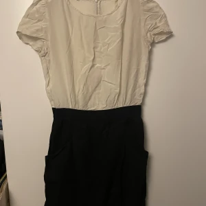 Klänning - STORRENSNING! Svart vit klänning knappt använd 