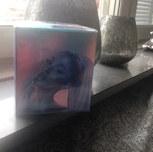 Ariana Grande parfym Cloud - Helt ny och oöppnad parfym från ariana Grande. Plomberingen är även kvar. Har haft innan och luktar otroligt gott. Köpt för 500kr men säljer för 320❤️❤️ . Säljer eftersom köpte en , men fick sedan en ny i julklapp. Skriv för mer frågor 😘😻