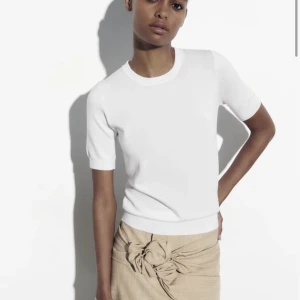 T-shirt från zara - Hej!  Säljer min vita stickade t-shirt från zara då den aldrig kommer till användning, mycket bra skick knappt använd. Nypris 299kr säljer för 150. Hör gärna av er om ni har frågor.💞