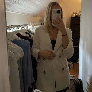 Linne kavaj - Oanvänd beige linne kavaj , super tjusig 😍