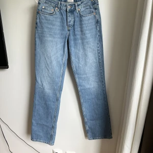 Jeans low waist - Jeans oanvända  Som storlek M Längd ben: 32 tum (Innerlängd ben: 82,5 cm)