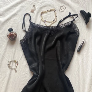 SVART NATTLINNE - snyggt svart nattlinne jag säljer då det tyvärr inte kommer till användning.   använder köp nu och katt finns i hemmet! 