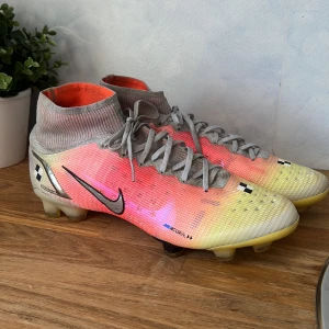 Nike mercurial Superfly  - Säljer nu mina Nike mercurial Superfly Stl 43. Använda några få träningar och är i ungefär 7/10 skick. Liten jord fläck på vänster baksida som man ser på 3 bilden. Vid intresse tveka inte på att skicka frågor eller be om mer bilder. Nypris 1700kr