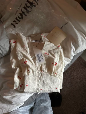 Adoore maxiklänning - Beställde två storlekar och missade returtiden, så har en helt oanvänd adoore klänning i strl.40. Klänningen är helt slutsåld på hemsidan. Köpt för 1695:-. 