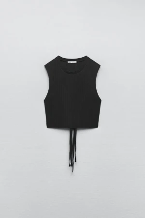 svart ribbad topp med öppen rygg - hej!! jag säljer nu denna helt nya, oanvända toppen från zara! den är svart, ribbad & har öppen rygg. jag säljer den då den inte riktigt passade mig, så den är endast provad. lappen sitter kvar och nypriset var 139 kr 💓