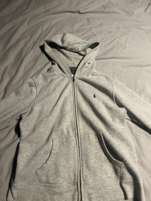 Ralph Lauren Zip - skick 8/10 Skriv endast om du tänker köpa mvh Melker 