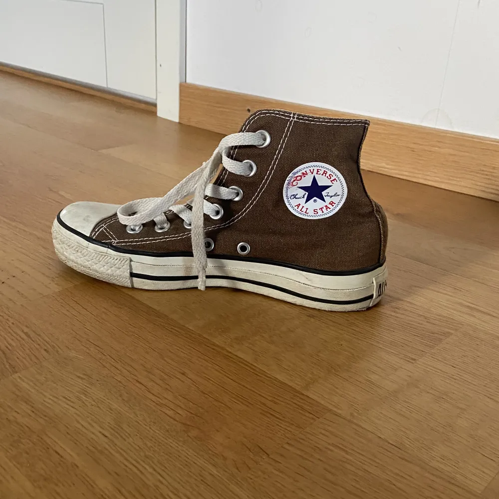 Säljer ett par jättefina bruna Converse som tyvär inte passar mig längre, de är andvända men i bra skick!🤎 . Skor.