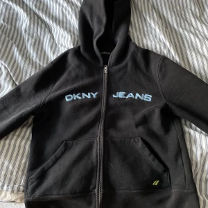 DKNY kofta - Säljer min äkta vintage DKNY kofta!! Köptes för 700 💓