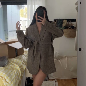 Adoore Blazer 36 - Slutsåld på hemsidan // Använd en gång, som ny // Nypris 1595 kr // Katt finns i hemmet // Frakt tillkommer