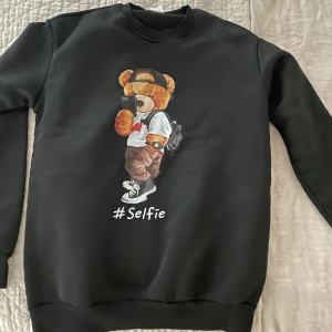 Bear-sweatshirt strl S - Säljer en omvänd sweatshirt, strl S, möts upp i Växjö eller fraktar. 