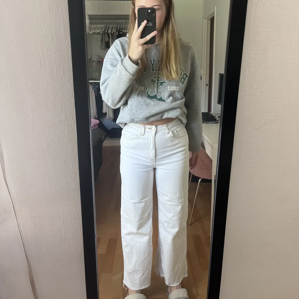 Snygga vita jeans med bruna kontrastsömmar från NA-KD😍. Jeans & Byxor.