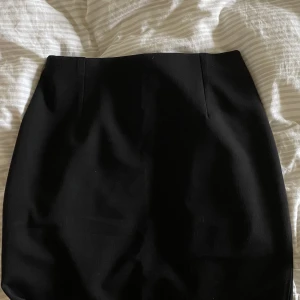 Kostym kjol - Köpt  i Italien. Kostyminspererad kjol som har slits där bak. Tight med skönt material. Om fler bilder önskas skickar jag gärna. Frakt tilkommer 