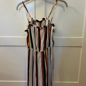 Klänning - Söt sommarklänning, har justerbara axelband och ett tunt resorband i midjan.