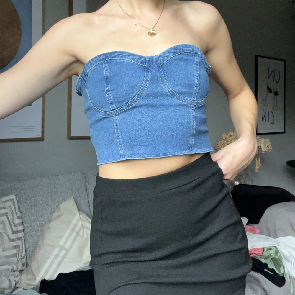 Croptop i jeanstyg, stängs med dragkedja där bak. Köpt från shein, storlek M.. Toppar.