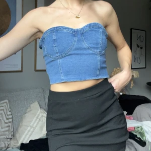 Jeanstopp - Croptop i jeanstyg, stängs med dragkedja där bak. Köpt från shein, storlek M.