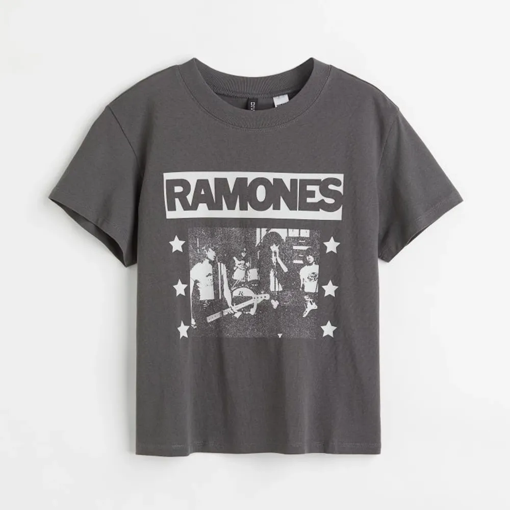 Helt ny Ramones topp från hm. Säljes då den inte är min stil längre. . T-shirts.