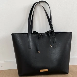 Handväska  - Jag säljer min väska pågrund av att den inte längre kommer till användning.  Är använd men är i bra skick.  Skriv vid frågor. 