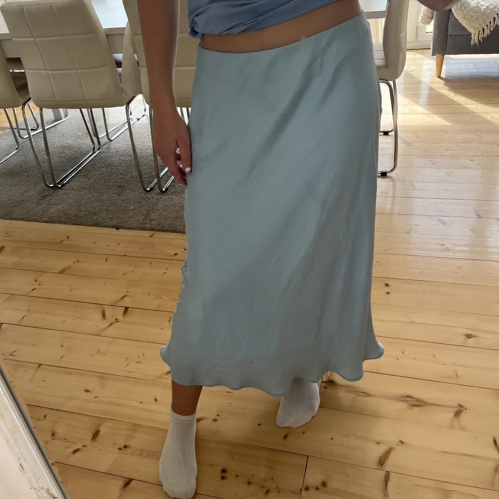 Ljusblå silkes kjol från Bik bok i stl M! Massar även mig som har S. Jätte fin 😻. Kjolar.