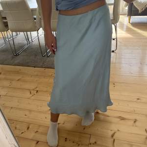 Ljusblå silkes kjol från Bik bok i stl M! Massar även mig som har S. Jätte fin 😻
