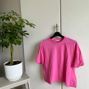 Rosa bomulls tshirt som aldrig använts. 