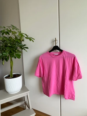 Rosa tshirt - Rosa bomulls tshirt som aldrig använts. 