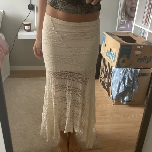 Långkjol berhska - Så vacker kjol från Bershka som tyvärr inte kommit till använding. Storlek xs, köpt i Barcelona! 🥰