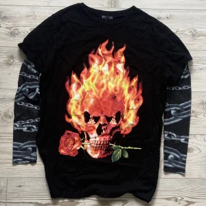 Badass tee 🖤 - Oversized tröja med ballt tryck och långa mesh ärmar med kedjor ⛓️Passar flera storlekar beroende på hur man vill att den ska sitta. 🖤