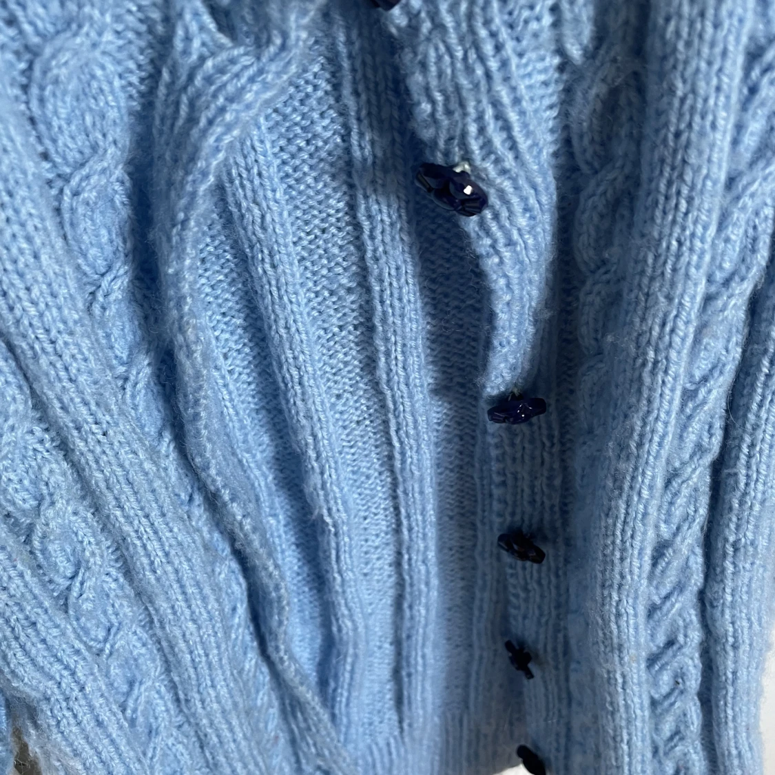 Stickad blå kofta  - 90