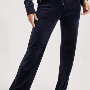 Mörkblåa juicy couture byxor i storlek xs! Köpta för 1100kr och säljer den för 500kr. Använda ungefär 3 gånger. Inget fel på dem. Köparen står för frakt!💕