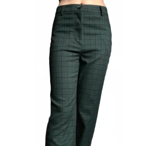 Gröna chinos/kostymbyxor  - Oanvända straight legs från Monki i nyskick! Skönt och mjukt material som anpassar sig bra efter kroppsform. Inköpspris 400kr.