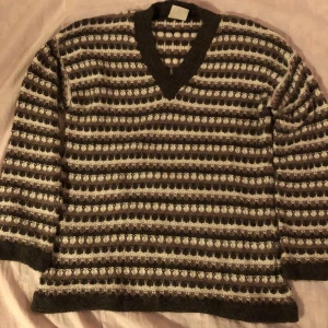 Randig stickad tjocktröjan - En fin randig stickad tröja!kontakta gärna innan köp🫶🏻