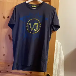 Versace T-shirt, storlek M. Ända problemet med den är missgärning från de blåa som färgat av sig på det gula, även lite sprickor i själva texten i märket i mitten.