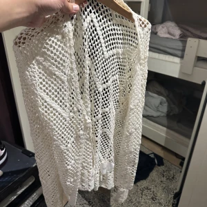 Hålstickad Knytopp  - Hålstickad knyttopp. Storlek S/m. Med fina pärlor påsydda se bilderna. Skriv för fler bilder:)