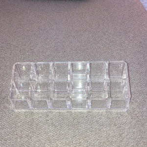 ❤️ - Säljer en fint smyckeställ❤️man kan ha i smycken, naglack, läppglans/stift💄. Inga sprickor eller skador. Gott som nytt❤️😍