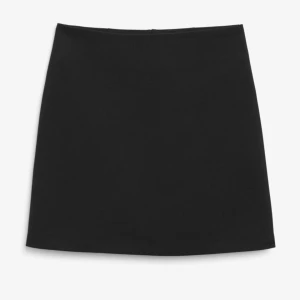 Kort kjol - Säljer en minikjol ifrån hm i storlek 36. Den är i kostym material och passar till allt💕Inga tecken på användning. Ordinarie pris 199kr.