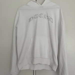Detatched london hoodie - Hoodie från märket Detatched London med rinestones/strasstenar. Fint skick. Saknas lite stenar