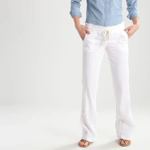 Roxy- lågmidjade linnebyxor - Säljer dessa populära slutsålda linnebyxor från Roxy, i vit🤍 Det är bara och skriva om ni vill se bilder nypris:599💓