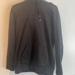 Peak Performance Hoodie - Säljer min gamla Peak Performance hoodie. Den har några fläckar men inge hål eller något. Pris kan diskuteras.