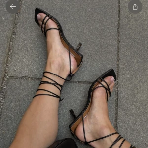 Klackar - Svarta klackar med snörning. Helt oanvända, endast testade. Köpte till studentbalen men hade ett par andra och därav säljer jag dessa💞