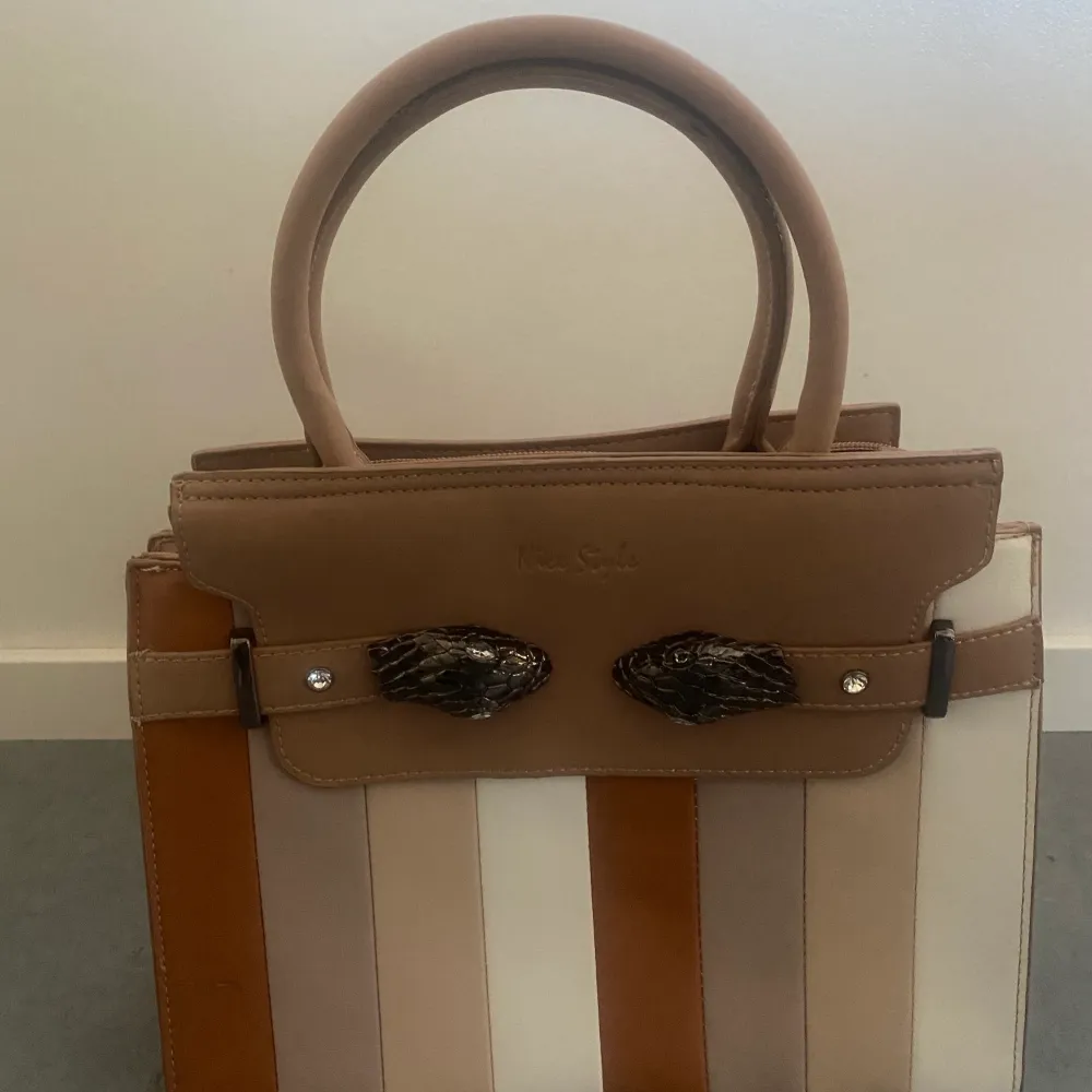 Super fin handväska i skick som ny aldrig använd 💞100kr+frakt. Väskor.