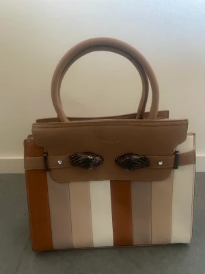 Väska - Super fin handväska i skick som ny aldrig använd 💞100kr+frakt