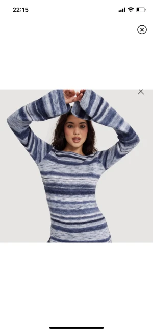 Stickad klänning - Säljer den populära stickade klänningen från Nelly i storlek medium, men passar nog även S då den är stretchin i materialet. Den är helt oanvänd med prislappen kvar. Nypris 599kr slutsåld på hemsidan.